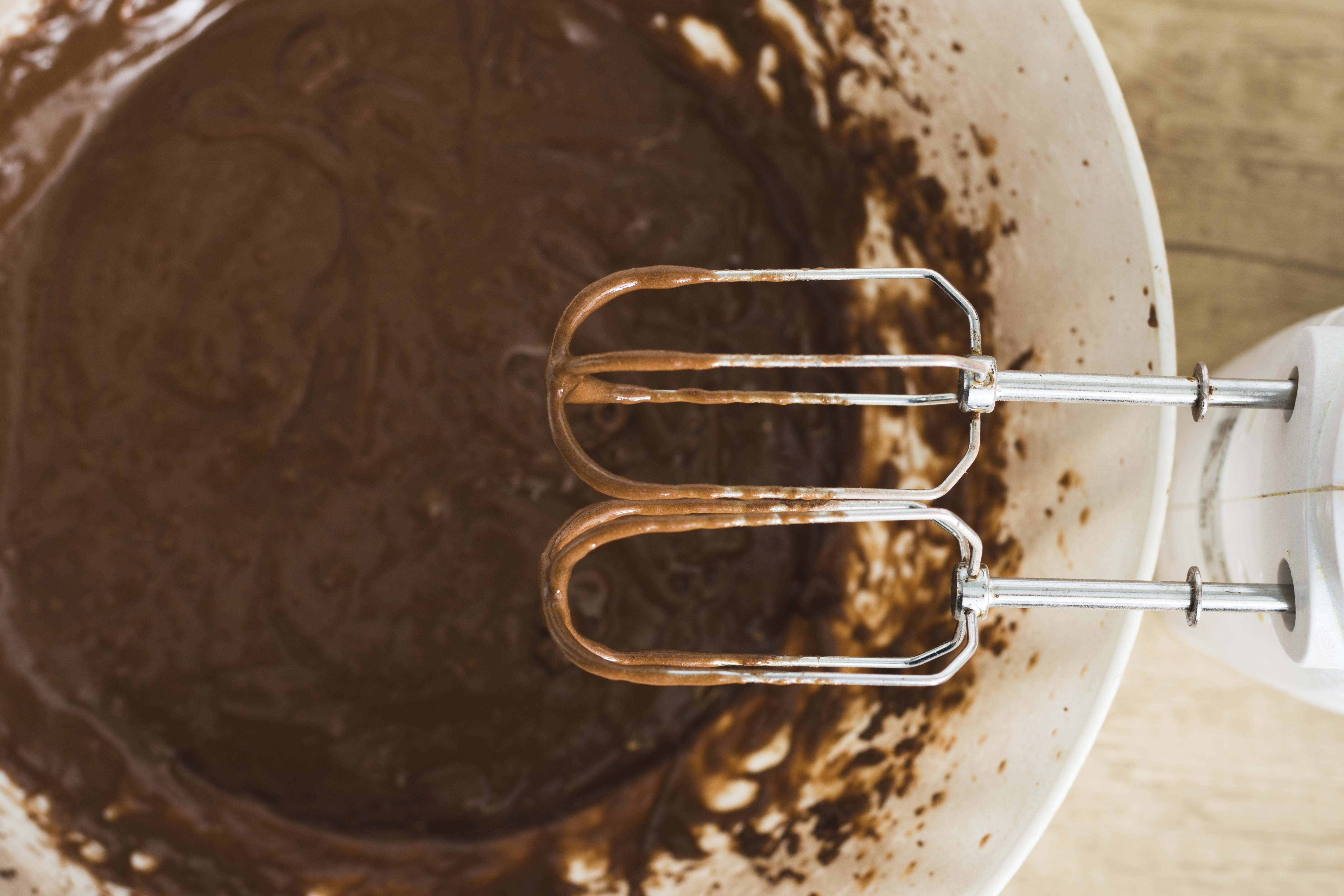 Batir los huevos con el azúcar durante unos cuatro minutos, añadir acontinuación a marcha lenta la mezcla de chocolate negro y la Margarina Líquida Élité reservada